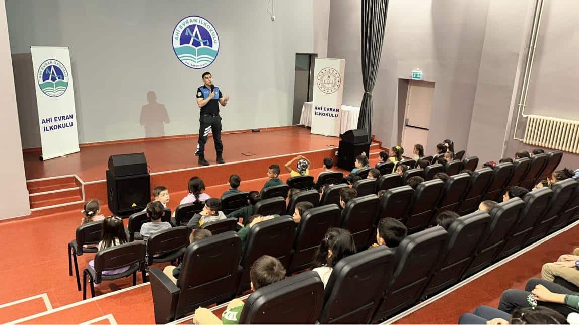 Polis eğitmenlerimiz tarafından öğrencilerimize yönelik seminer gerçekleştirildi.