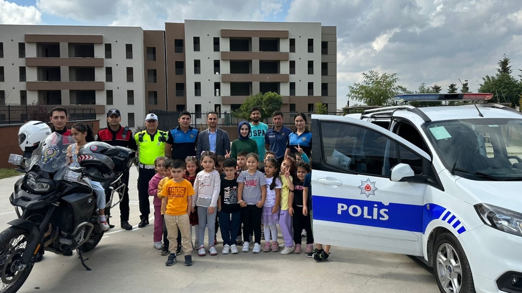 Öğrencilerimizi, polis memurlarımız ile bir araya getirdik.